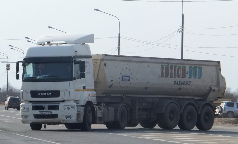 КАМАЗ 5490 красный с полуприцепом
