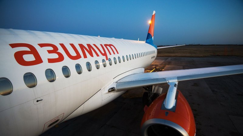 Аэропорт Пулково самолет авиакомпании ЮТЭЙР UTAIR
