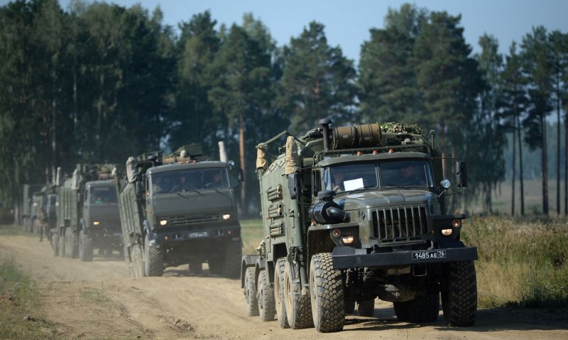 Колонна военных Уралов