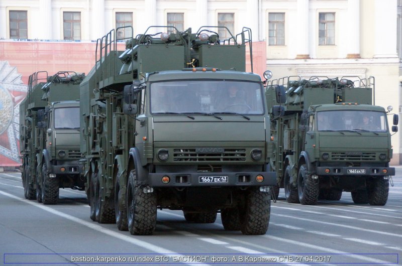 Колонна военной техники зима
