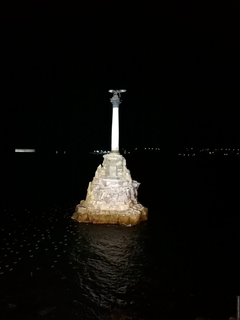Памятник затопленным кораблям в Севастополе