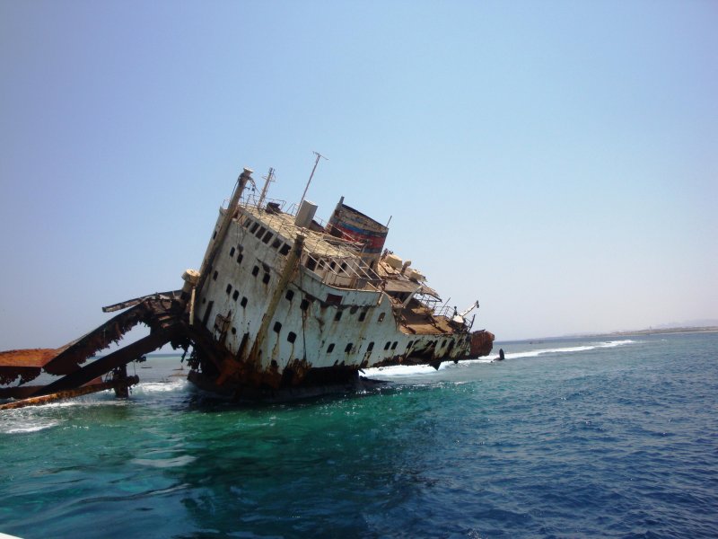 Затонувший корабль World Discoverer