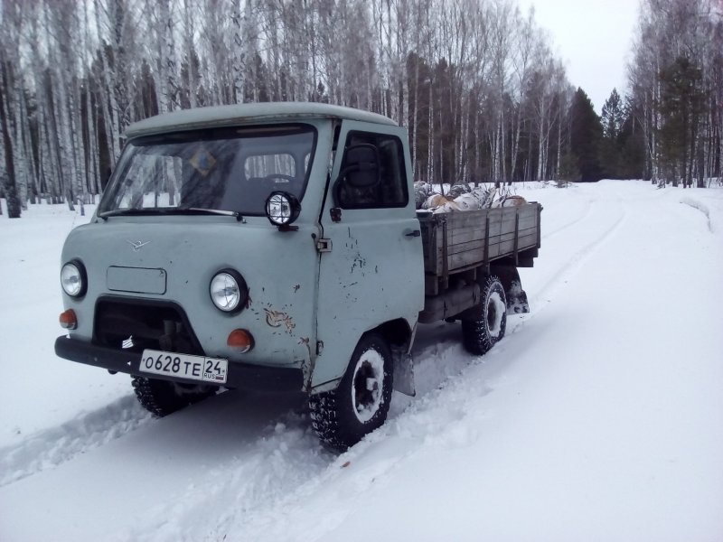 УАЗ 3303 бортовой с дровами