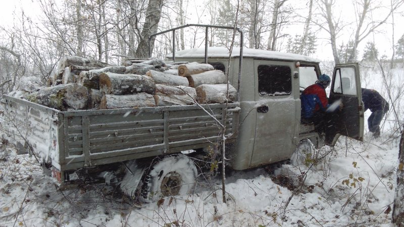 УАЗ 452 груженый дровами