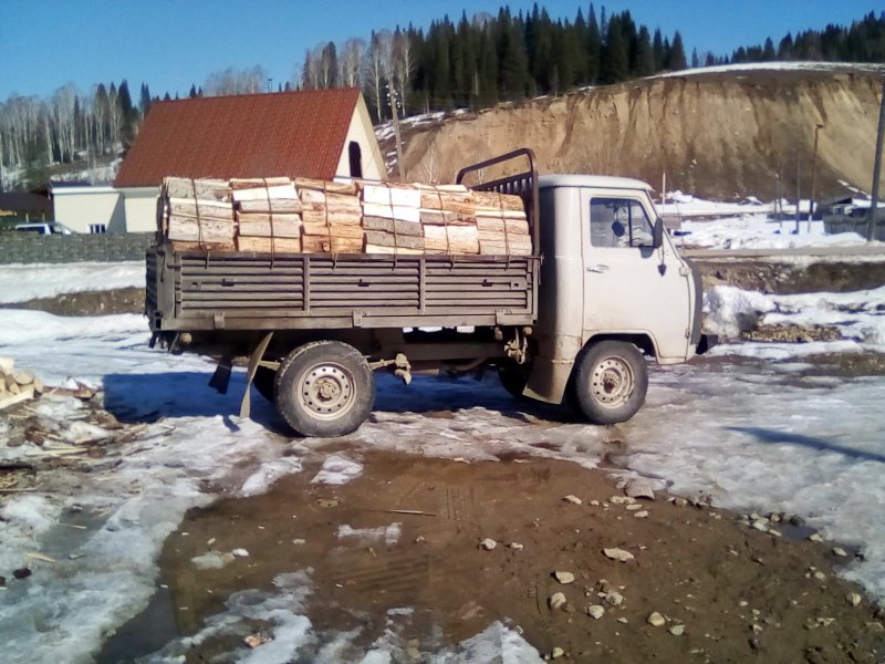 УАЗ 3303 бортовой с дровами