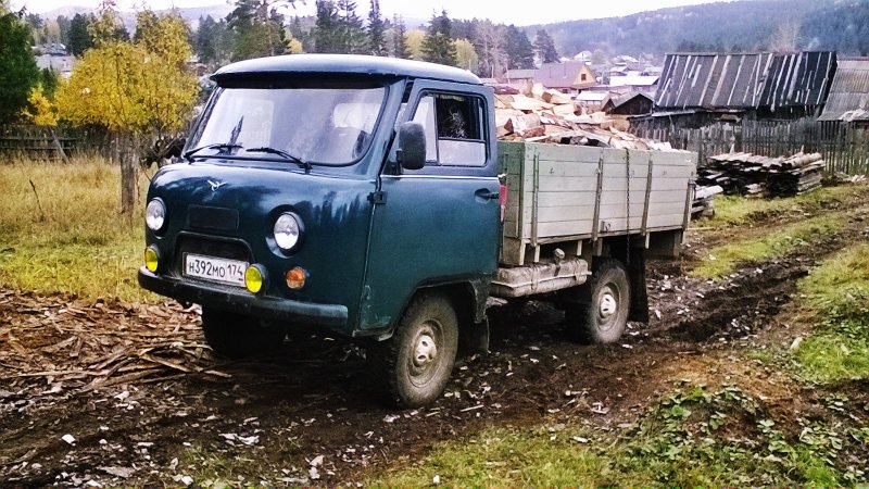 УАЗ 3303 бортовой с дровами