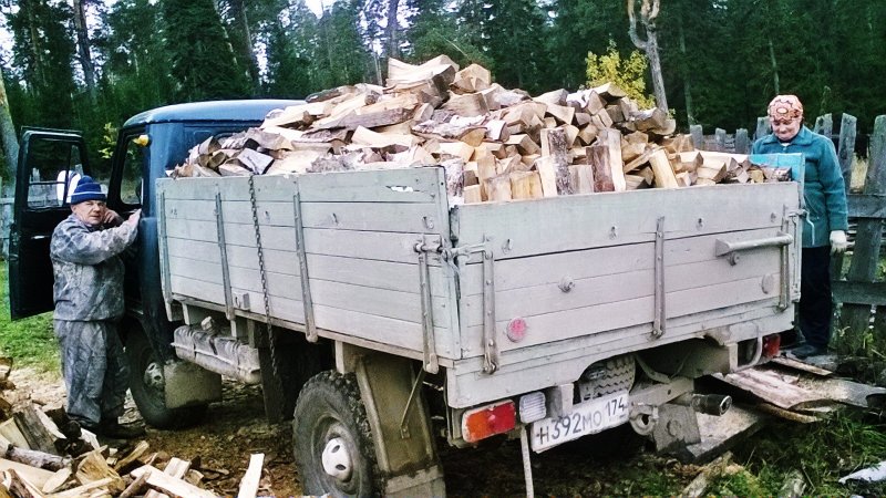 УАЗ 3303 груженый дровами