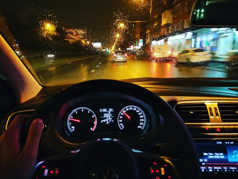 Машина на ночной трассе