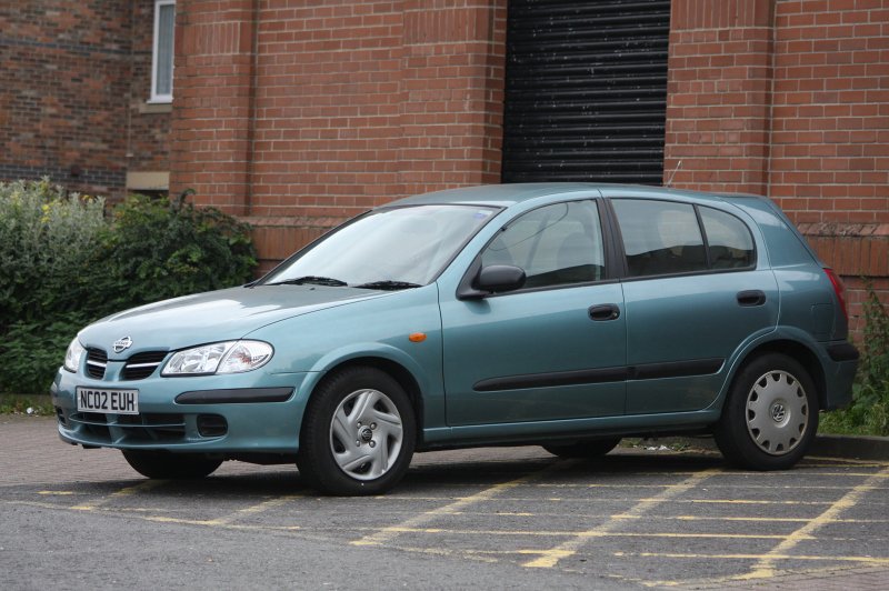 Nissan Almera 2001 хэтчбек