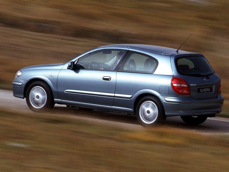 Nissan Almera 2000 хэтчбек