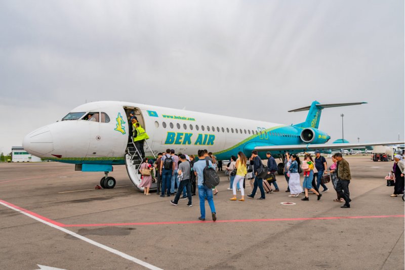 Embraer e190 салон