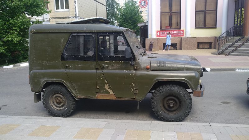 УАЗ 31512 сбоку