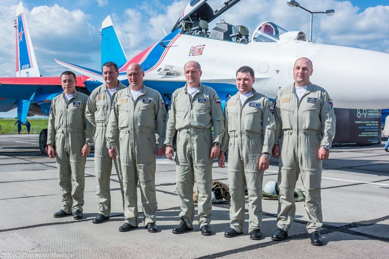 Пилотажная группа Стрижи пилоты