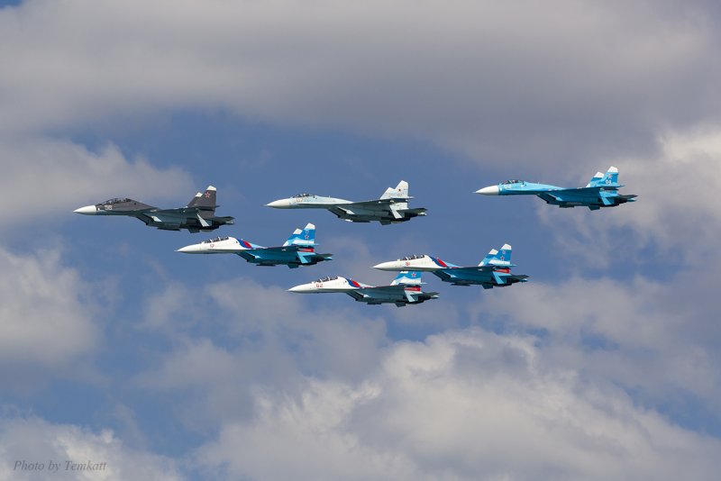Соколы России пилотажная группа на празднике