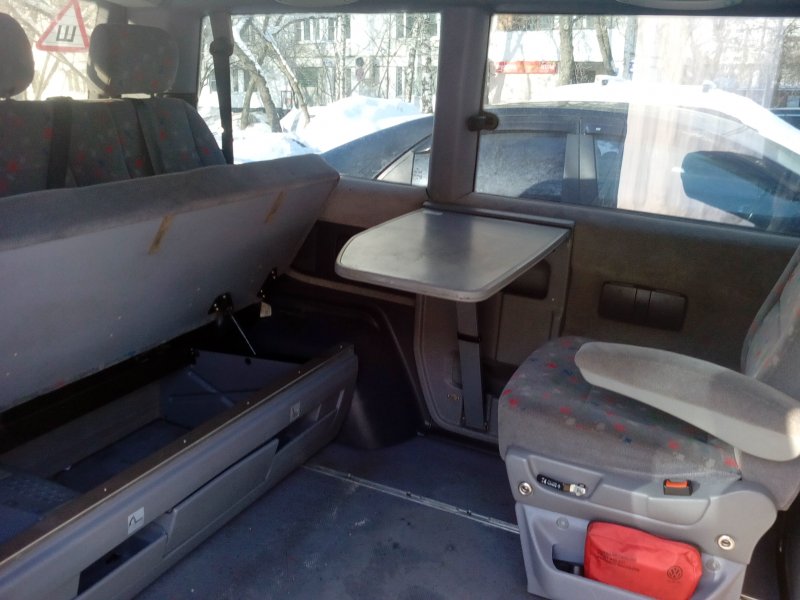 Рыжие сиденья в Светлом автосалоне Мерседес Вито