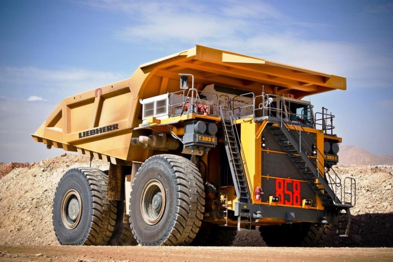 Карьерный самосвал Liebherr t282b
