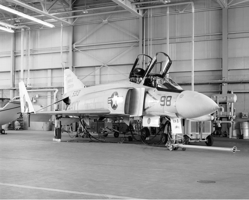 Hangar f-4 Phantom