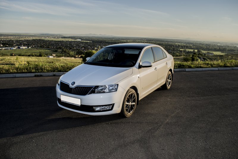 Škoda Rapid белый
