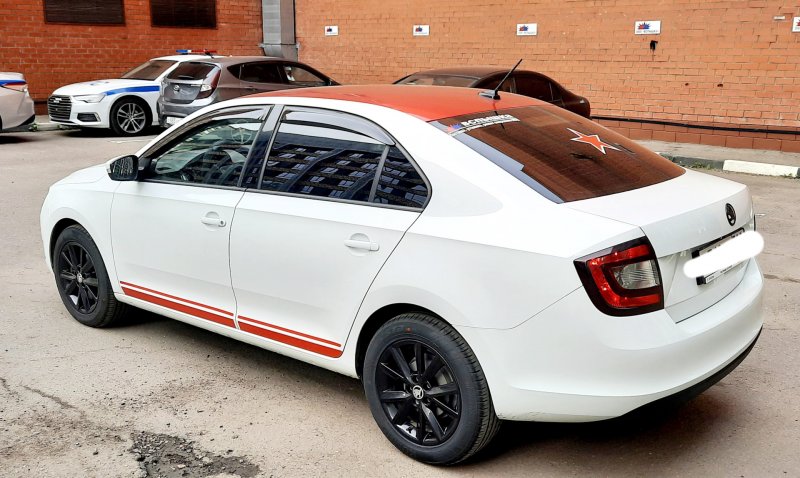 Skoda Rapid белая с черной крышей