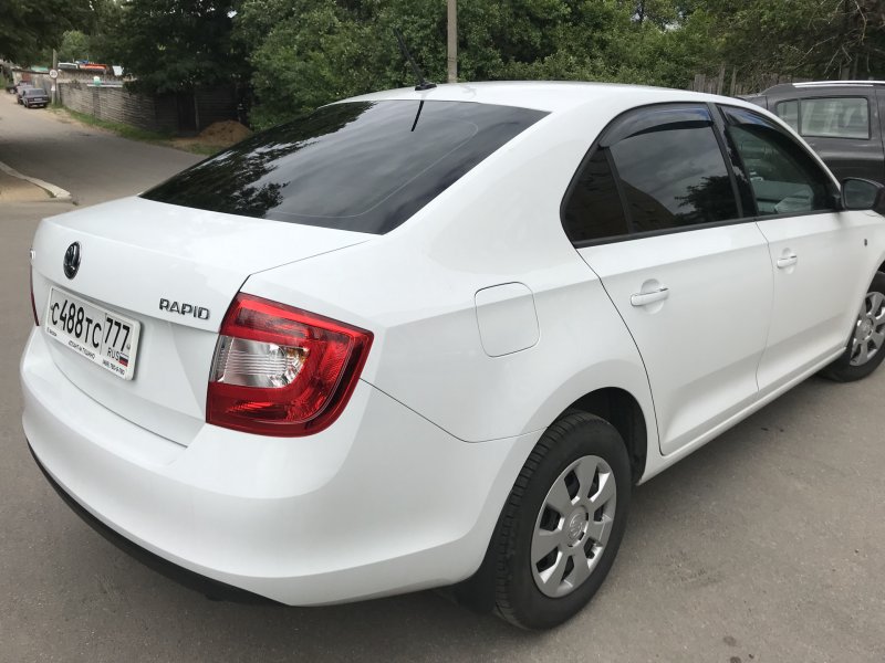 Skoda Rapid белая тонированная