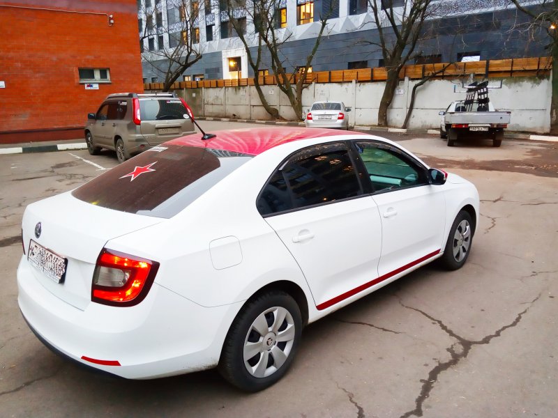 Skoda Rapid белая с черной крышей