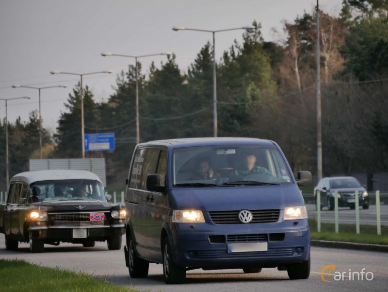 Синий Volkswagen Shuttle