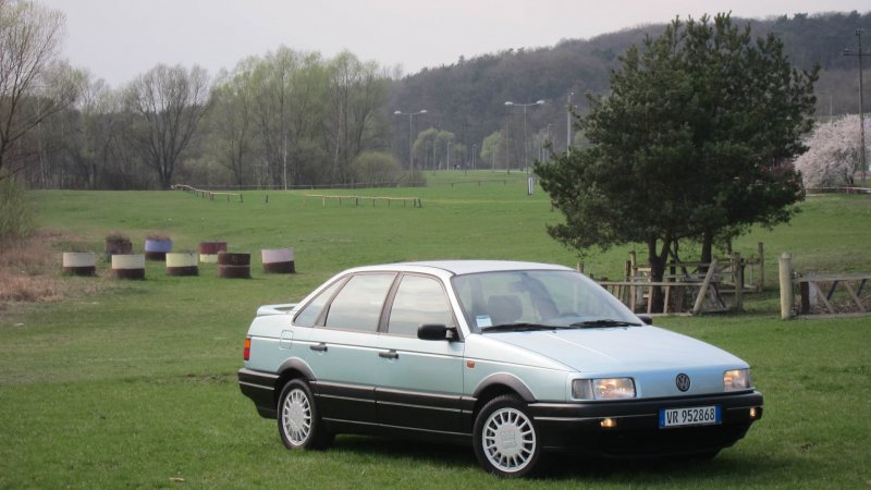 VW Passat b3 gt sedan