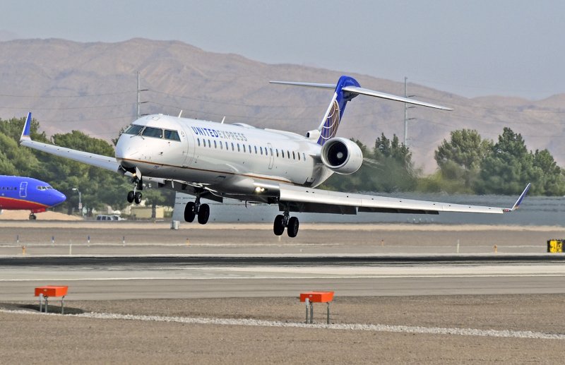 Бомбардир CRJ 200