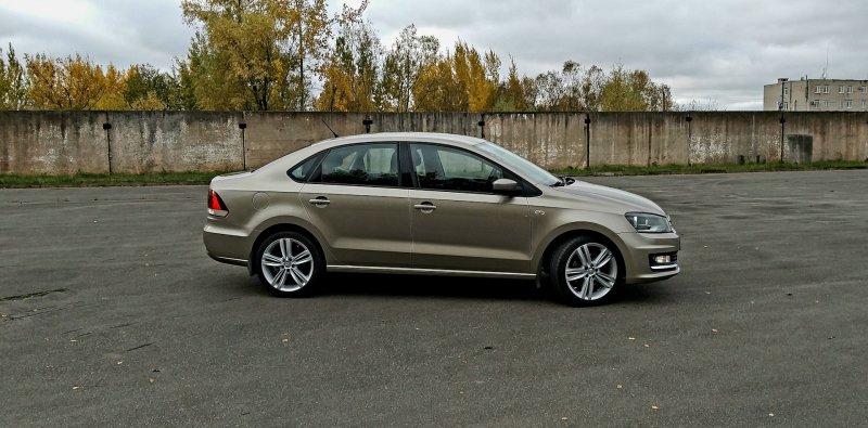 Volkswagen Polo лифтбек r17
