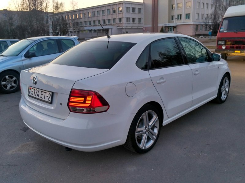 Volkswagen Polo лифтбек r17