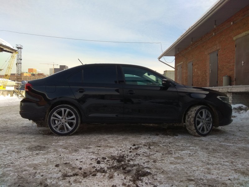 215/45 R17 Polo Liftback