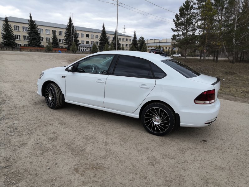 Поло седан белый r17
