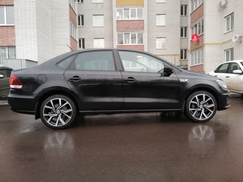 Поло Фольксваген седан на r17 чёрный