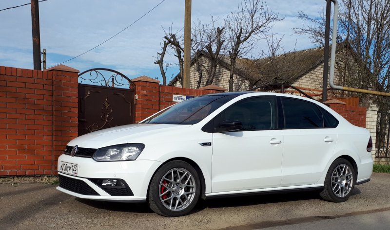 Volkswagen Polo лифтбек r17