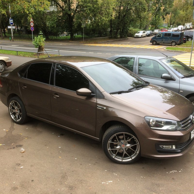 Volkswagen Polo коричневый на 17 дисках
