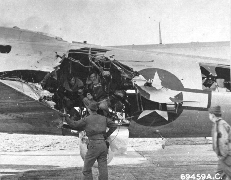 B17 летающая крепость подбитый