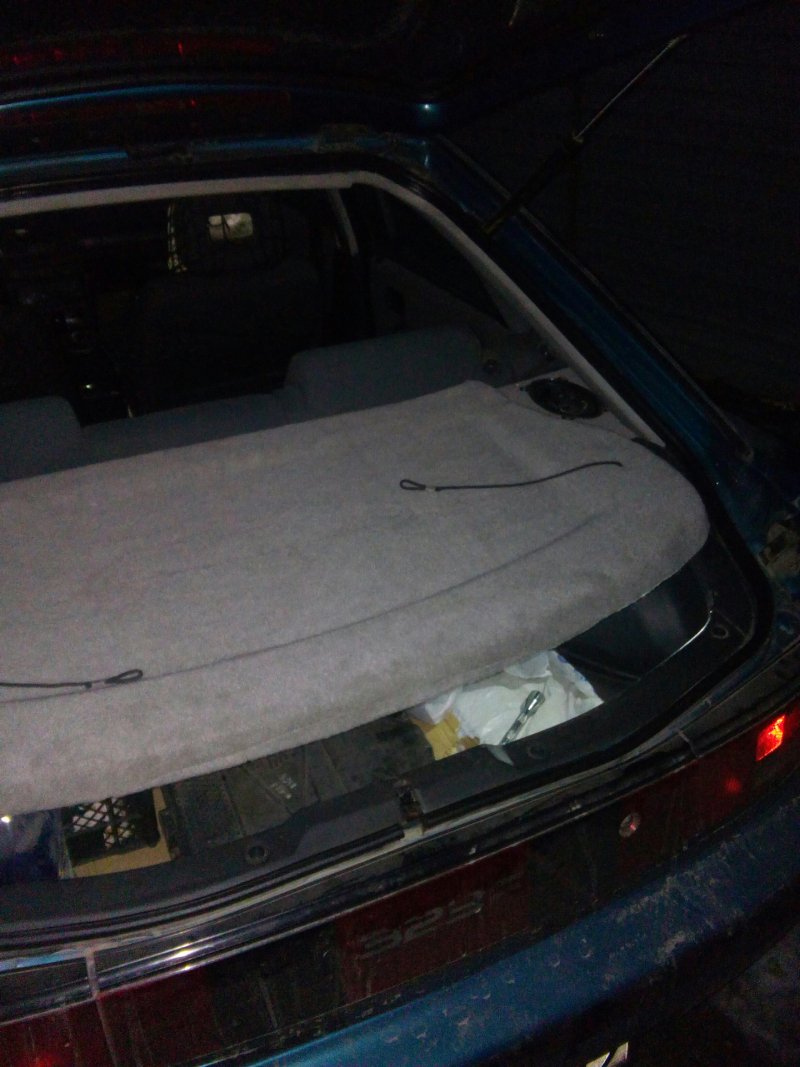 Задняя полка Mazda 323