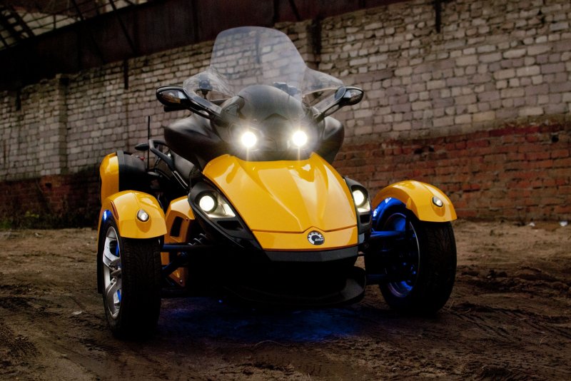 Трицикл can am Spyder