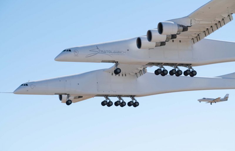 Двухфюзеляжный самолет Stratolaunch