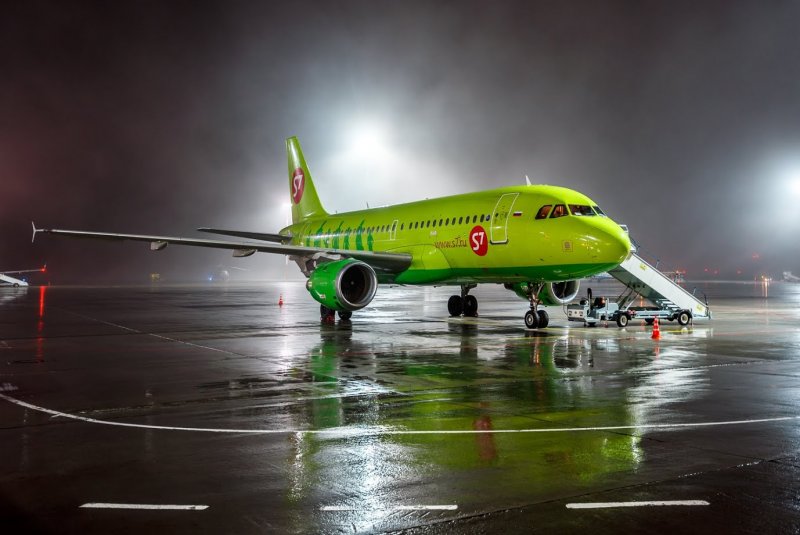 Самолет зеленый s7 Домодедово