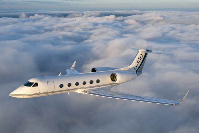 Самолет Gulfstream g450 зеленого цвета