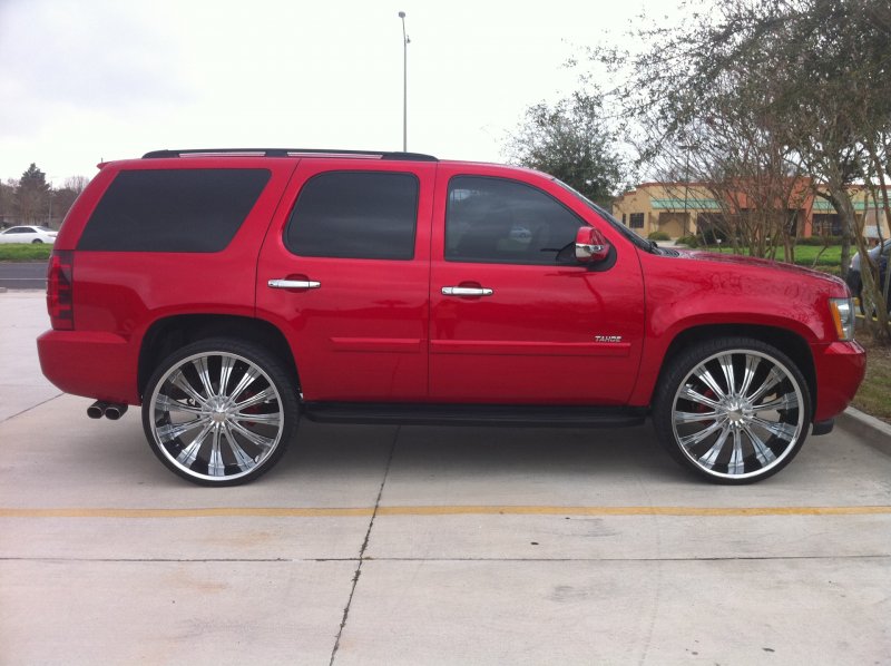 Красный Tahoe 900
