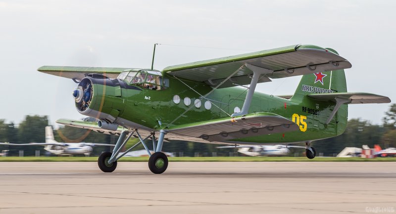 Легкий многоцелевой самолет do-28d Skyservant.