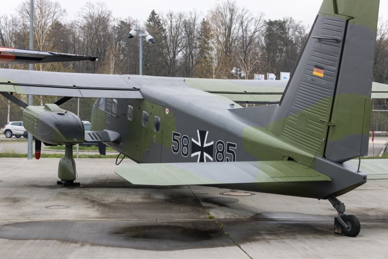 Легкий многоцелевой самолет do-28d Skyservant.