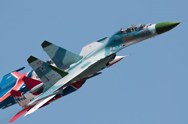 Военный самолет Су 27