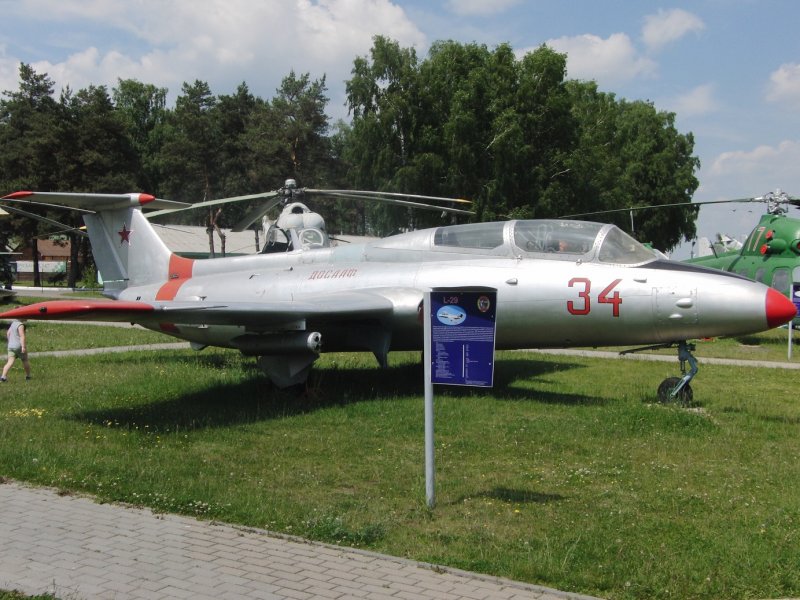 Учебный самолет л-29