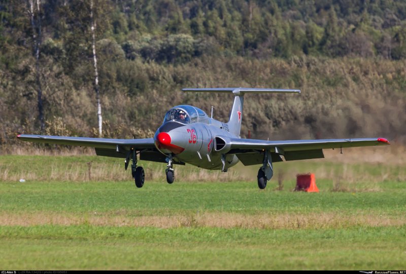 Самолёт л-29 Дельфин