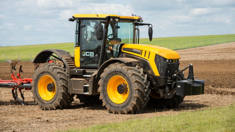 Трактор JCB 8330