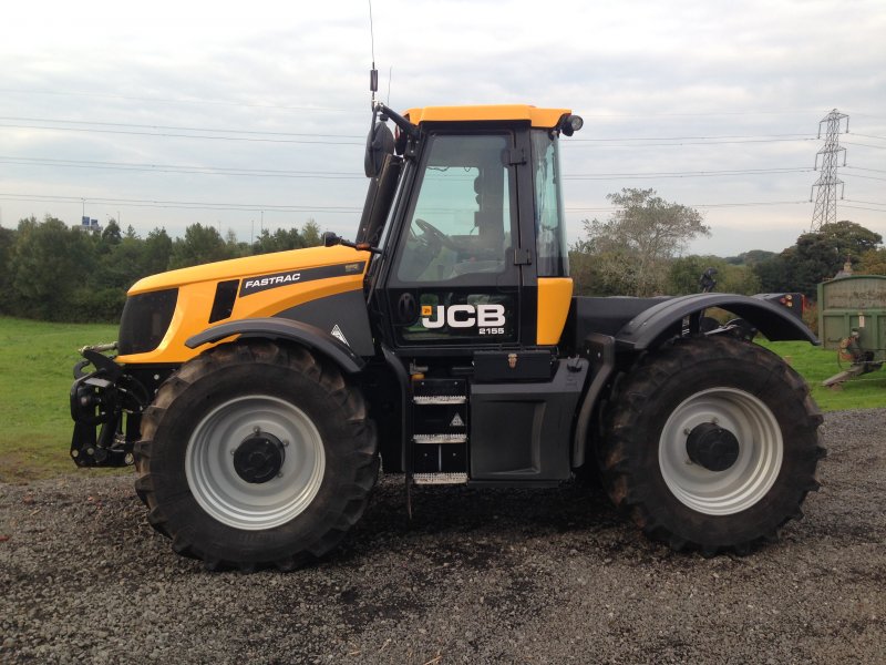 Фронтальный погрузчик экскаватор JCB