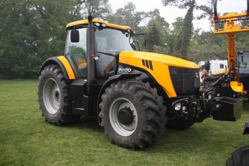 Пересадчик деревьев JCB
